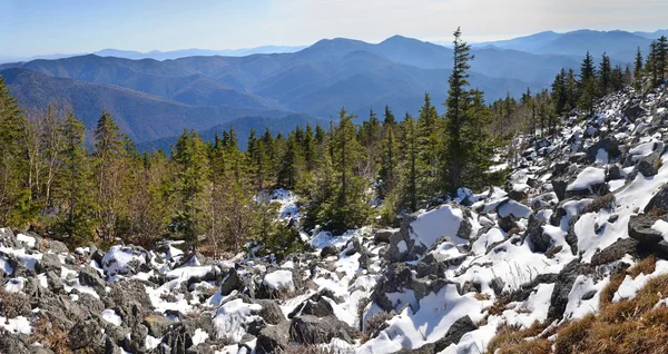 Panorama delle montagne invernali — Foto Stock