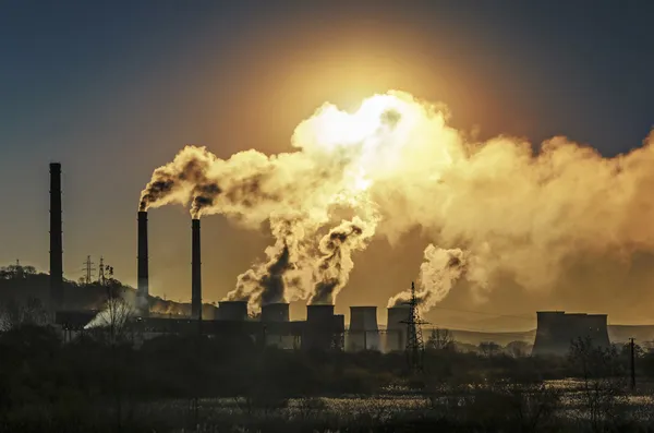 Tuyau d'usine air polluant Images De Stock Libres De Droits