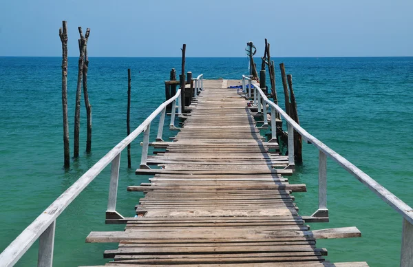 Muelle de madera en el mar — Foto de Stock