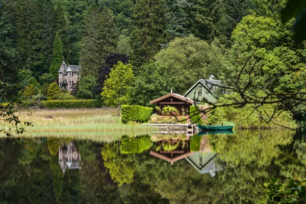 Δίπλα στη λίμνη Loch ard, Σκωτία Royalty Free Εικόνες Αρχείου