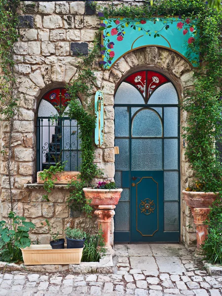 Alte Haustür und Fenster — Stockfoto