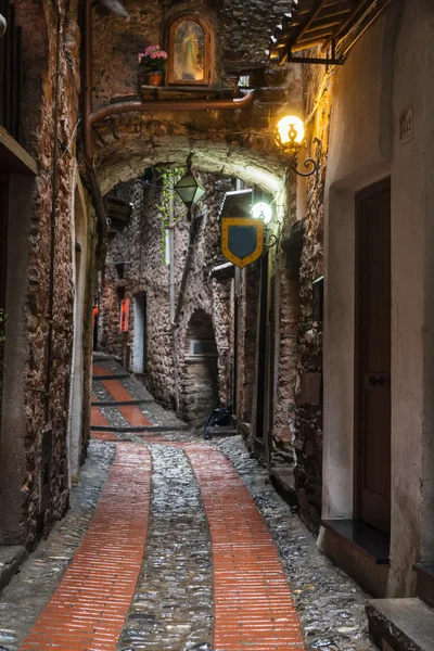 Rua estreita em Dolceacqua, Ligúria, Itália — Fotografia de Stock