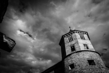 Fagaras 'taki Fagaras Kalesi' nin içinde, Brasov İlçesi (Romanya) - tarihi bir eser. Bu kale 14. yüzyılda inşa edildi.