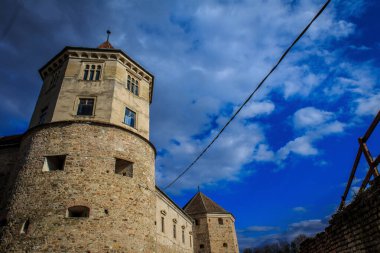 Fagaras 'taki Fagaras Kalesi' nin içinde, Brasov İlçesi (Romanya) - tarihi bir eser. Bu kale 14. yüzyılda inşa edildi.