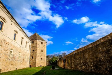Fagaras 'taki Fagaras Kalesi' nin içinde, Brasov İlçesi (Romanya) - tarihi bir eser. Bu kale 14. yüzyılda inşa edildi.
