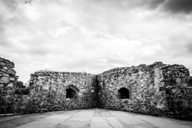 Fagaras 'taki Fagaras Kalesi' nin içinde, Brasov İlçesi (Romanya) - tarihi bir eser. Bu kale 14. yüzyılda inşa edildi.