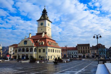 Romanya 'nın Brasov kentindeki Meclis Meydanı ve Konsey binası, açık ve güneşli bir günde