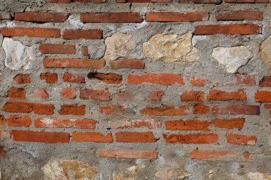Duvar dokusu kırmızı tuğlalarla dolu. Gündüz fotoğrafı. Arkaplan ya da arkaplan olarak kullanılabilir