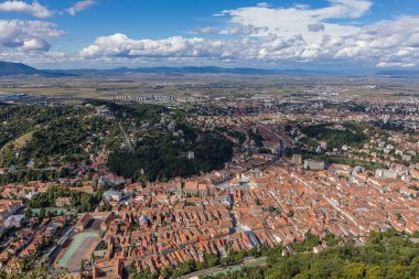 Brasov, Romanya. Tampa dağından eski, tarihi şehrin üzerine hava manzarası.
