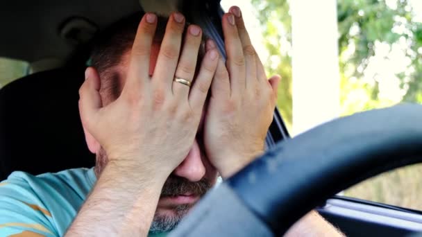 Bir Adam Arabadayken Kendi Gözlerine Masaj Yapar Araba Kullanırken Yolda — Stok video