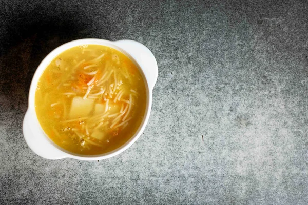 Sopa Pollo Con Fideos Patatas Cebollas Zanahorias Plato Blanco Profundo — Foto de Stock