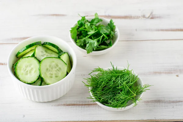 Pepino Picado Fresco Salsa Endro Fundo Madeira Branco Ingredientes Salada — Fotografia de Stock