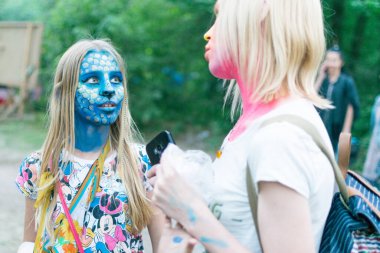 Kiev, Ukrayna, - 3 Haziran 2018: Festivaldeki bir makyöz bir kadını dinler.