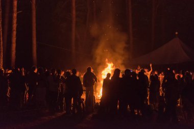 Kiev, Ukrayna, - 3 Haziran 2018: Geceleyin festivalde ateşin etrafında bir sürü insan.