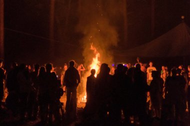 Kiev, Ukrayna, - 3 Haziran 2018: Geceleyin festivalde ateşin etrafında bir sürü insan.