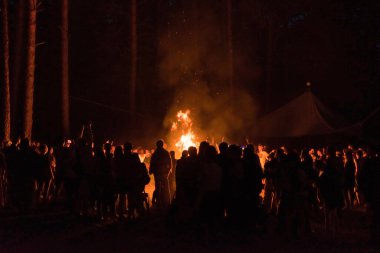 Kiev, Ukrayna, - 3 Haziran 2018: Geceleyin festivalde ateşin etrafında bir sürü insan.