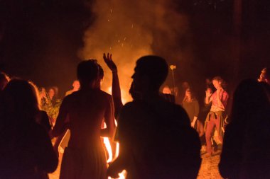 Kiev, Ukrayna, - 3 Haziran 2018: Geceleyin festivalde ateşin etrafında bir sürü insan.