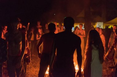 Kiev, Ukrayna, - 3 Haziran 2018: Geceleyin festivalde ateşin etrafında bir sürü insan.