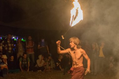Kiev, Ukrayna, - 3 Haziran 2018: Bir adam gece festivalde ateşli bir gösteri yapıyor.