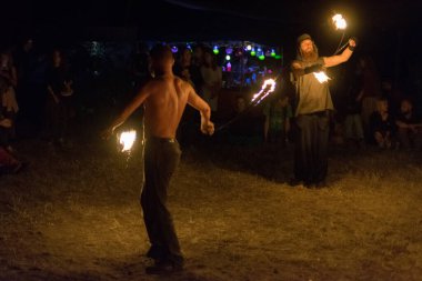 Kiev, Ukrayna, - 3 Haziran 2018: Bir adam gece festivalde ateşli bir gösteri yapıyor.