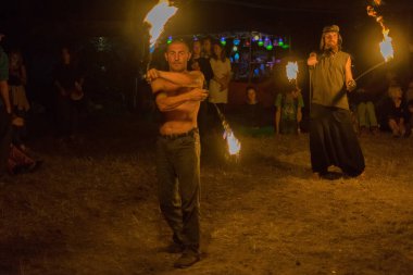Kiev, Ukrayna, - 3 Haziran 2018: Bir adam gece festivalde ateşli bir gösteri yapıyor.