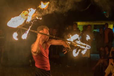 Kiev, Ukrayna, - 3 Haziran 2018: Bir adam gece festivalde ateşli bir gösteri yapıyor.