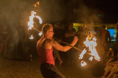 Kiev, Ukrayna, - 3 Haziran 2018: Bir adam gece festivalde ateşli bir gösteri yapıyor.