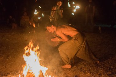 Kiev, Ukrayna, - 3 Haziran 2018: Şamanik davulu olan bir adam ateşin etrafındaki ruhlara sesleniyor.