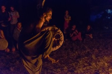 Kiev, Ukrayna, - 3 Haziran 2018: Şamanik davulu olan bir adam ateşin etrafındaki ruhlara sesleniyor.