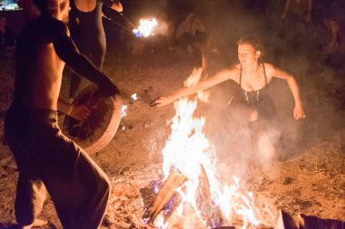 Kiev, Ukrayna, - 3 Haziran 2018: Şamanik davulu olan bir adam ateşin etrafındaki ruhlara sesleniyor.