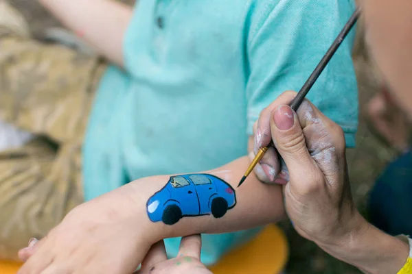 Der Kleine Junge Wird Die Hand Genommen — Stockfoto