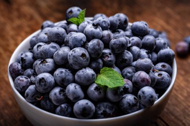 Yakın plan çekimde taze yaban mersini. Sağlıklı yiyecekler, meyve arka planı.