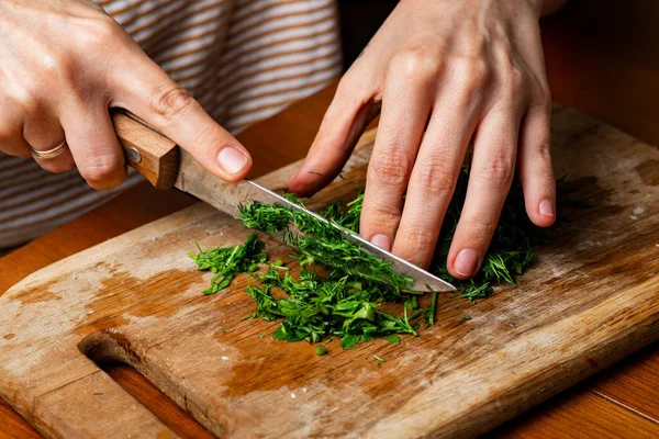 Femme Coupe Aneth Sur Une Planche Découper Bois Avec Couteau — Photo