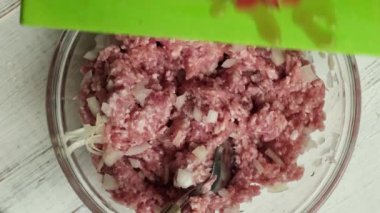Çiğ et, soğan ve domates, yemek yapmak için yoğurulur..