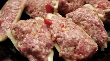 Çiğ dolma biber ve kıyma. Fırında pişirme için hazırlık. Doldurulmuş Biber Tarifi.