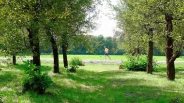 Yeşil bir parkta koşan bir adam. Beden eğitimi, sağlık konsepti.