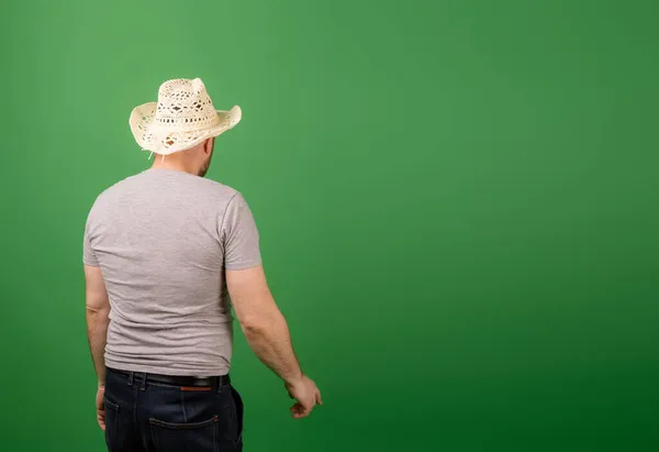 Uomo Mezza Età Irriconoscibile Con Cappello Sfondo Verde Vista Posteriore — Foto Stock