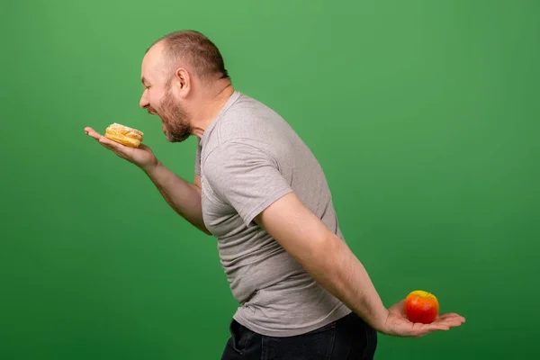 Han Jämför Tårta Med Ett Äpple Och Vill Bita Tårtan — Stockfoto