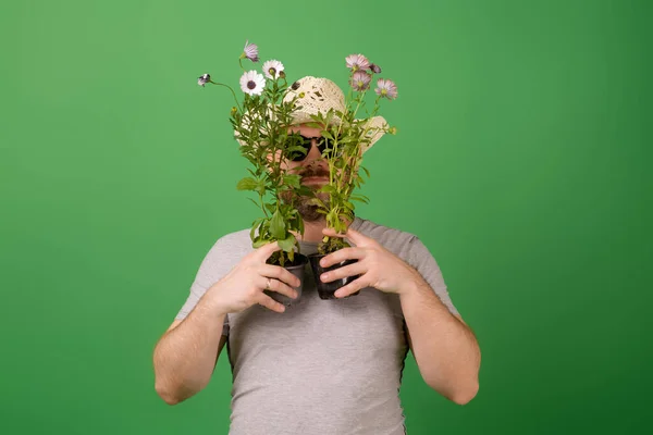 Bir Erkek Bahçıvan Şapkalı Bir Çiçekçi Güneş Gözlüğü Yeşil Arka — Stok fotoğraf