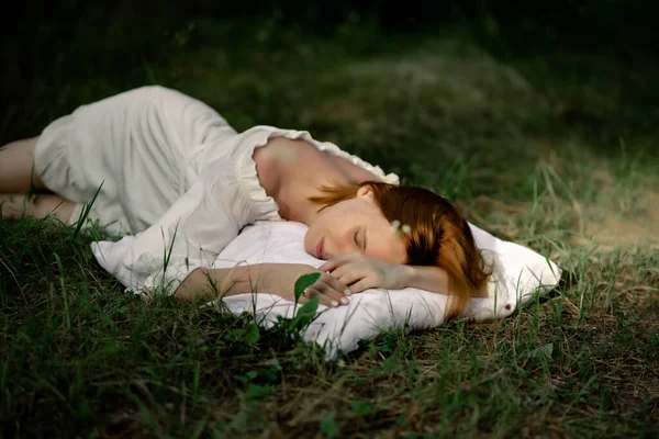 Una Donna Dorme Nel Bosco Cuscino Concetto Sonno Sano Sano — Foto Stock