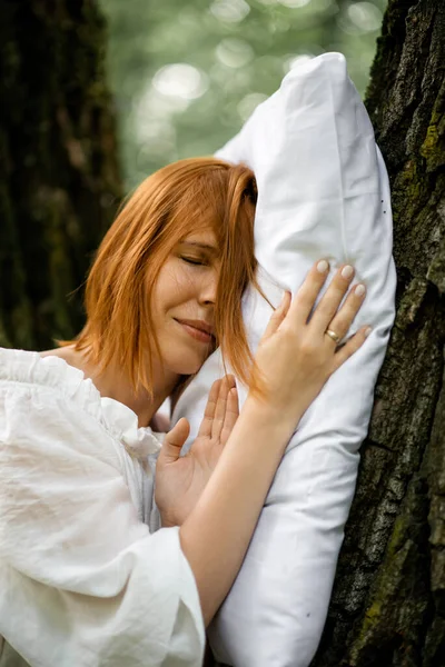 Mujer Duerme Profundamente Aire Libre Ella Está Acostada Sobre Una — Foto de Stock