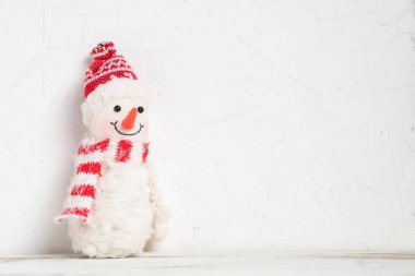 Beyaz arka planda oyuncak kardan adam. Metnin için yer.