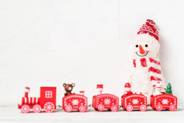 Spielzeugschneemann Und Rote Silvester Dampflokomotive Auf Weißem Hintergrund Platz Für — Stockfoto