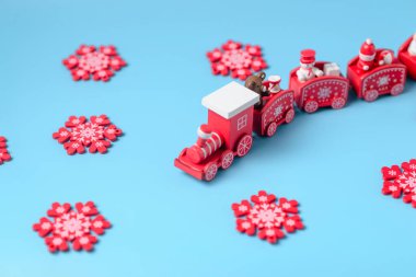 Yeni yıl kırmızı treni ve mavi arka planda kar taneleri. Yeni yıl, Noel konsepti.