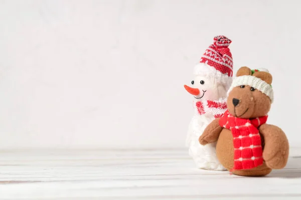 Spielzeugschneemann Und Weihnachtsspielzeug Auf Weißem Hintergrund Platz Für Ihren Text — Stockfoto