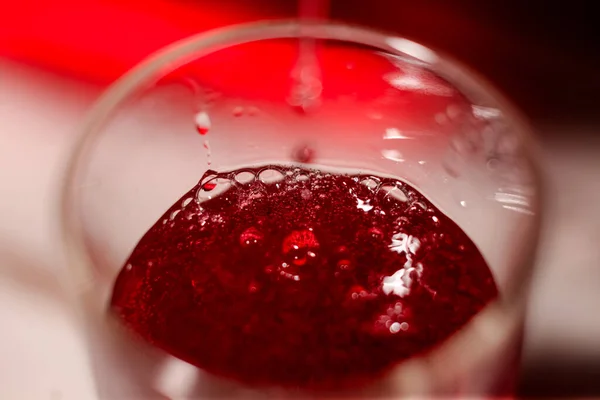 赤炭酸飲料 ガラスのクローズアップのシャンパン — ストック写真