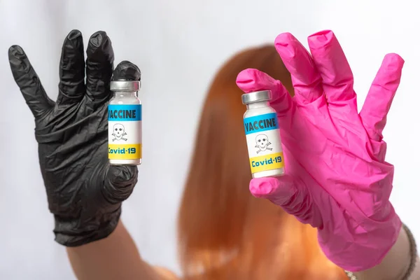 死于头孢病毒疫苗 副作用的概念 一个戴橡胶手套的无法辨认的女人拿着一个装有带有危险标志的疫苗的容器 — 图库照片