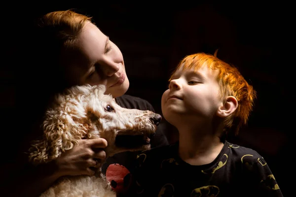 Máma Malým Synem Pes Spolu Černém Pozadí — Stock fotografie