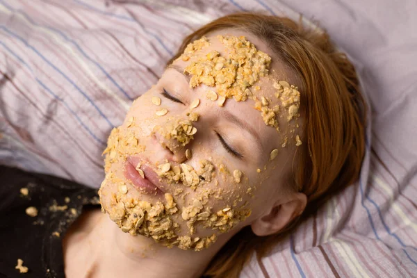 Uma Mulher Faz Uma Máscara Cosmética Aveia Rosto Casa Tratamentos — Fotografia de Stock
