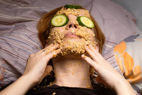 Una Donna Una Maschera Cosmetica Casa Farina Avena Sul Viso — Foto Stock